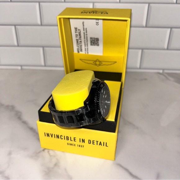 Pro Diver Men
Model 46320 - Men's Watch Quartz - Picture 3 of 7